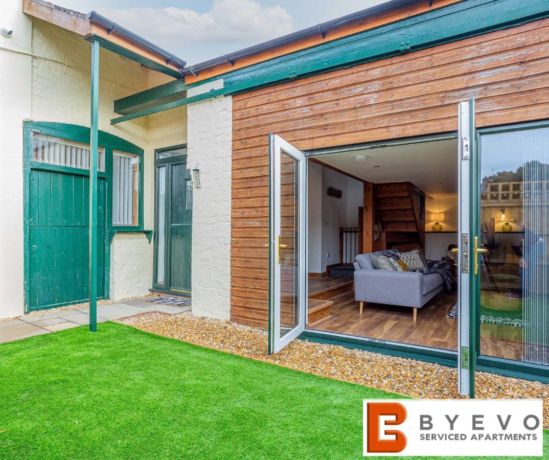 Byevo Oswestry Barn - Quirky Romantic Retreat Or Cosy Contractor Base Экстерьер фото